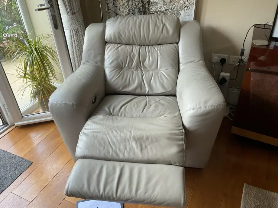 Furniture village 3 piece suite power recliner