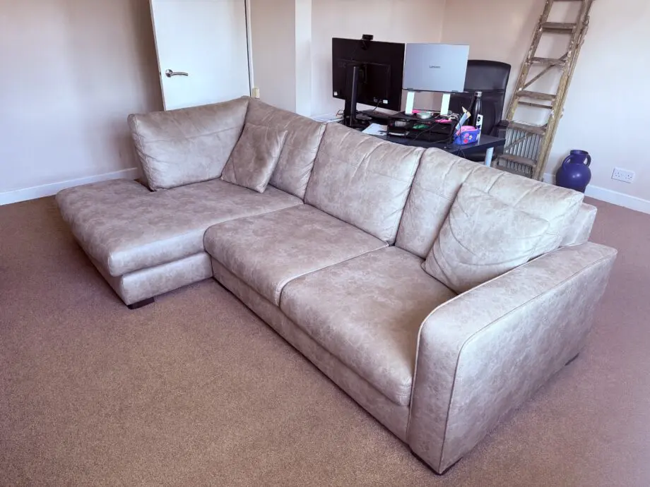 Spacious Corner Sofa – Excellent Condition