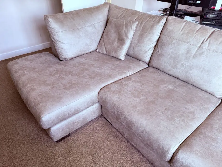 Spacious Corner Sofa – Excellent Condition