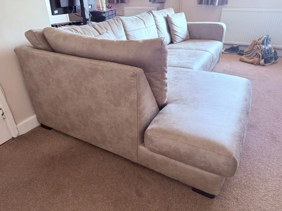 Spacious Corner Sofa – Excellent Condition