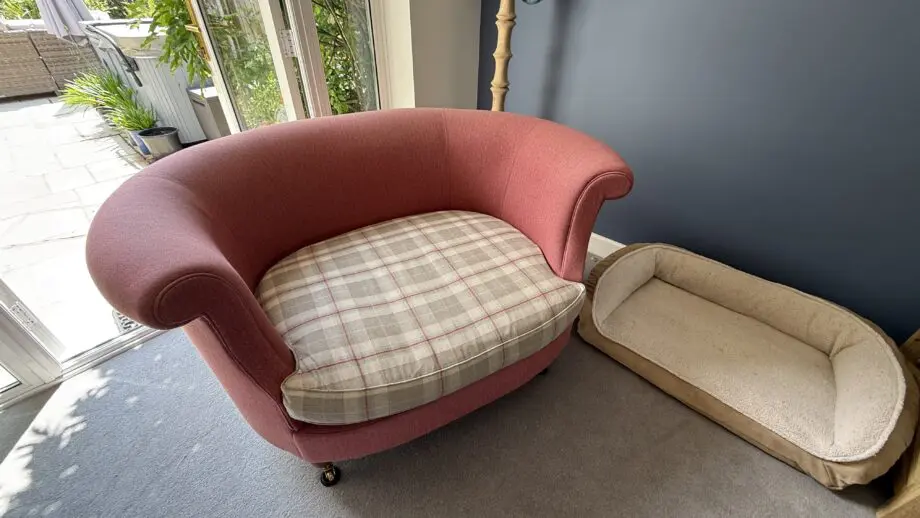 Wesley-Barrell Dusky Pink Love Seat