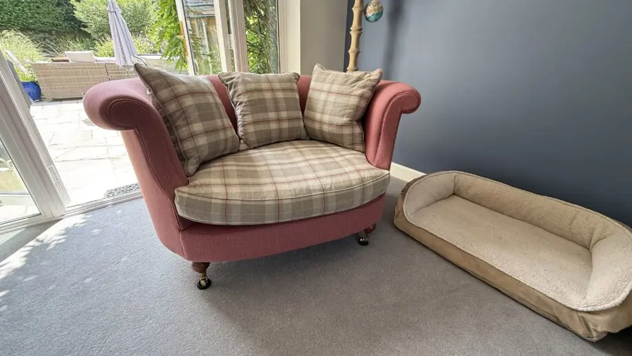 Wesley-Barrell Dusky Pink Love Seat
