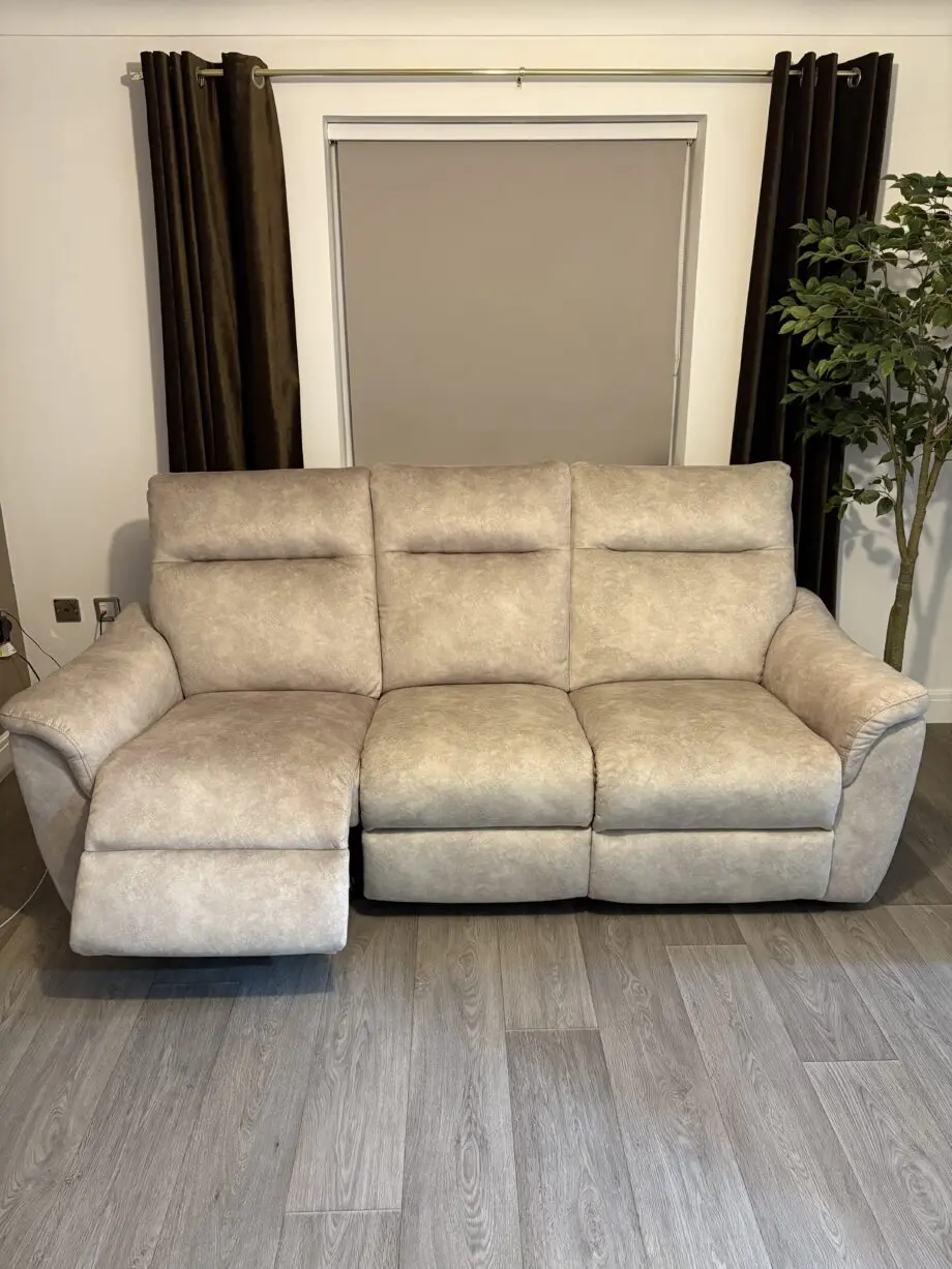 Recliner Oak Furnitureland sofa with USB and USBC