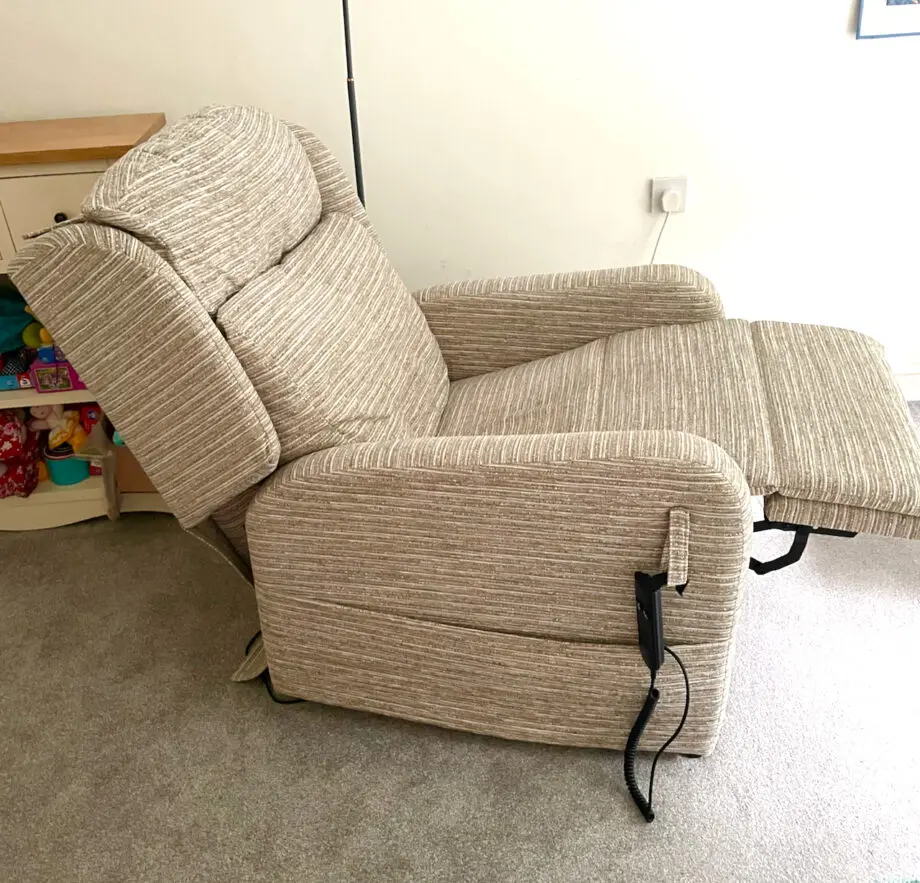 HSL 'Berkshire' Rise and Recline Chair.