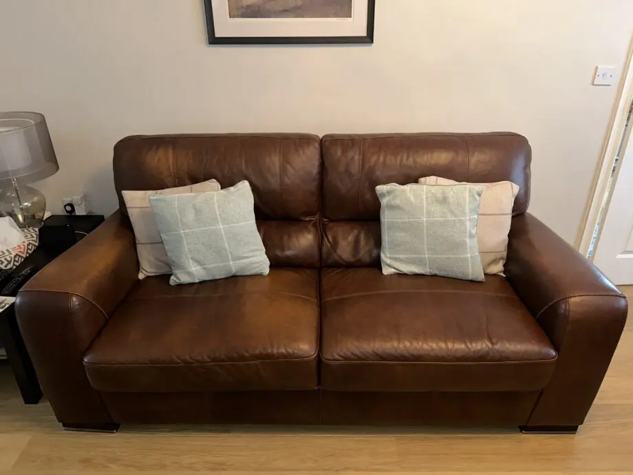 SCS Sisi Italia Luca 3 Seater Leather Sofa in Brown. Walnut feet, chrome trim