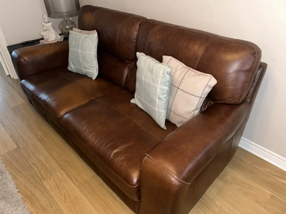 SCS Sisi Italia Luca 3 Seater Leather Sofa in Brown. Walnut feet, chrome trim