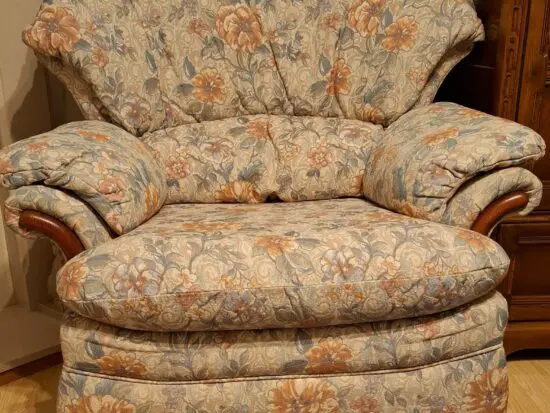 For sale three seater sofa and two armchairs