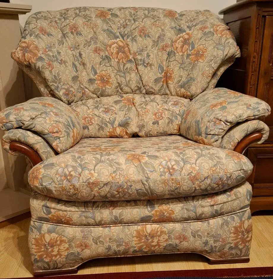 For sale three seater sofa and two armchairs