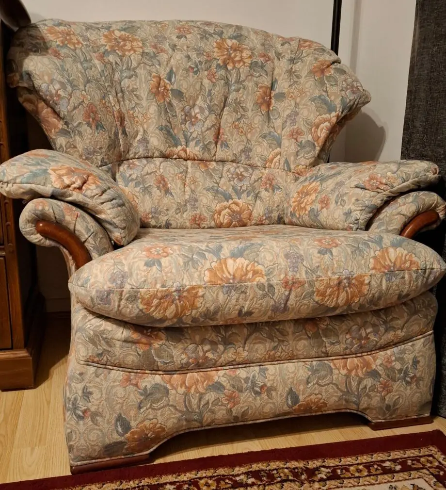 For sale three seater sofa and two armchairs