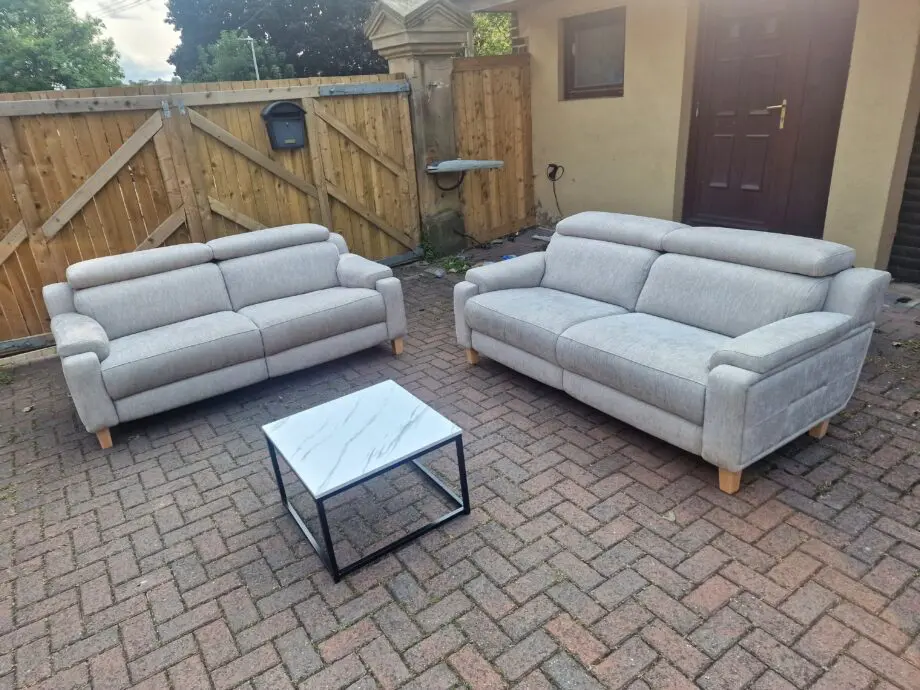 Stunning PARKER KNOLL EVOLUTION DESIGN 2 X 3 SEATER SOFA IN A GREY FABRIC