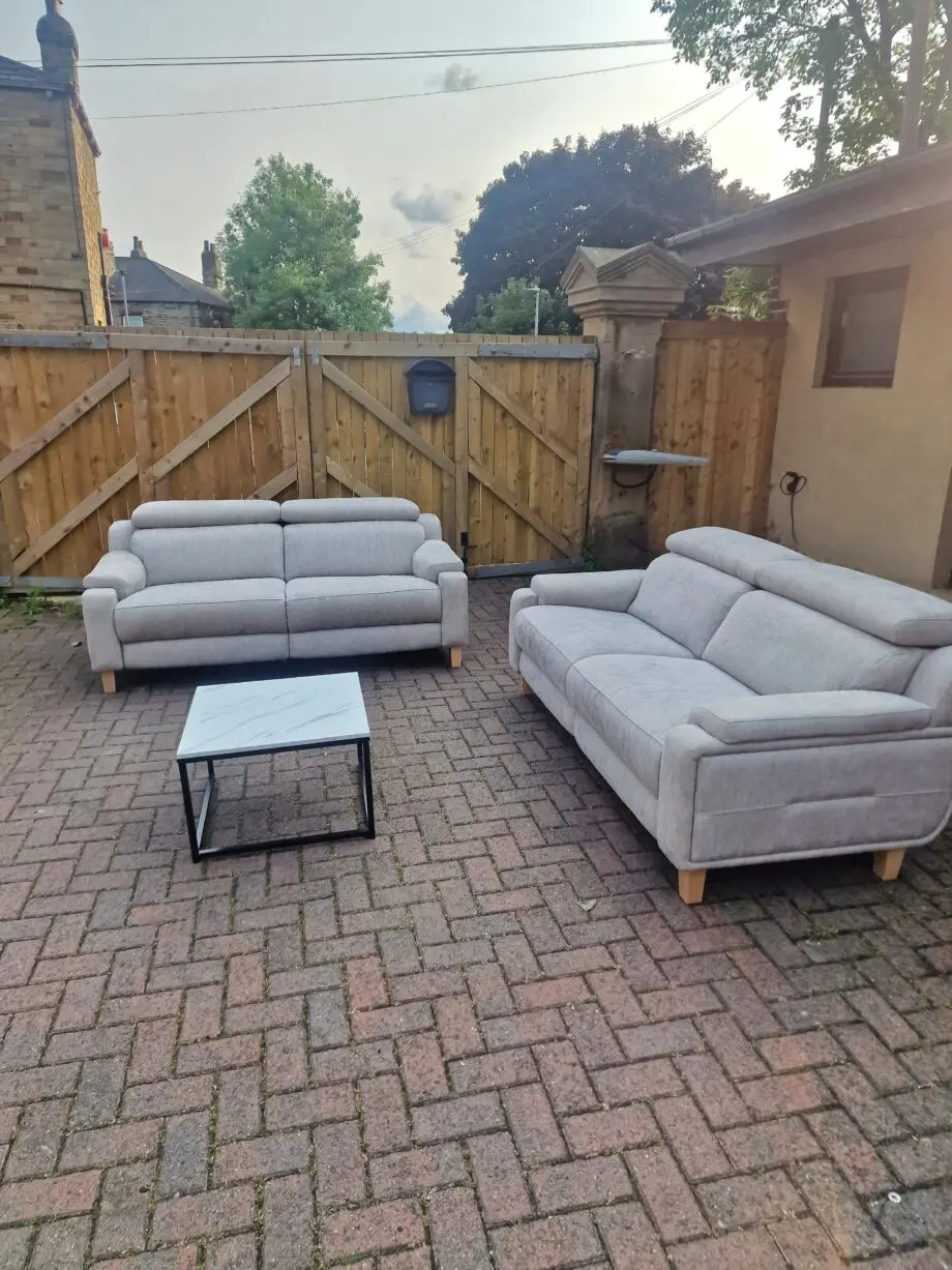Stunning PARKER KNOLL EVOLUTION DESIGN 2 X 3 SEATER SOFA IN A GREY FABRIC