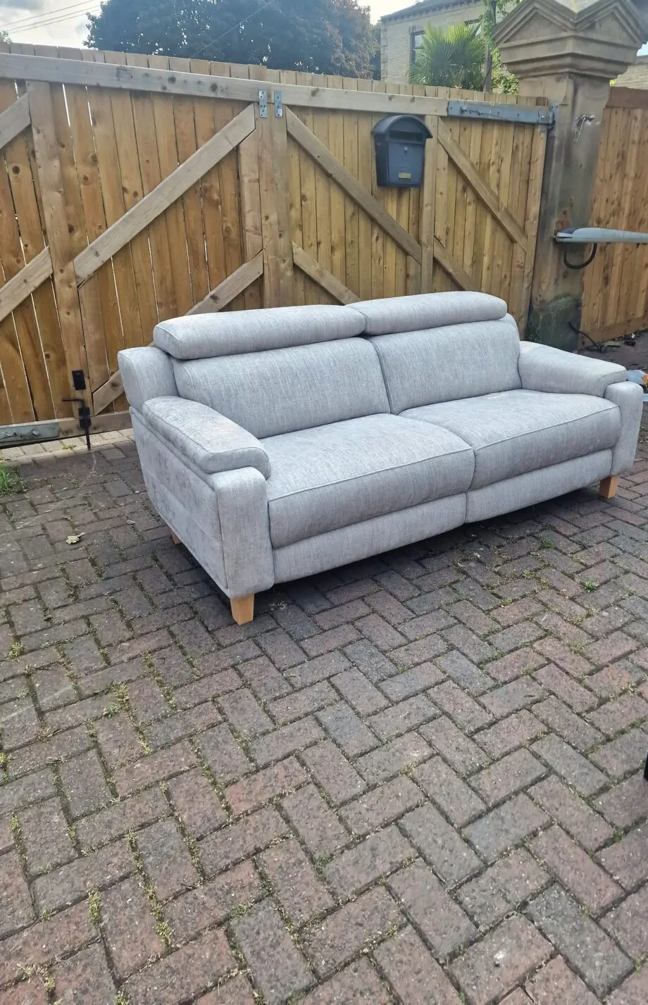 Stunning PARKER KNOLL EVOLUTION DESIGN 2 X 3 SEATER SOFA IN A GREY FABRIC