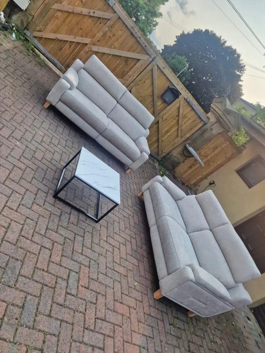 Stunning PARKER KNOLL EVOLUTION DESIGN 2 X 3 SEATER SOFA IN A GREY FABRIC