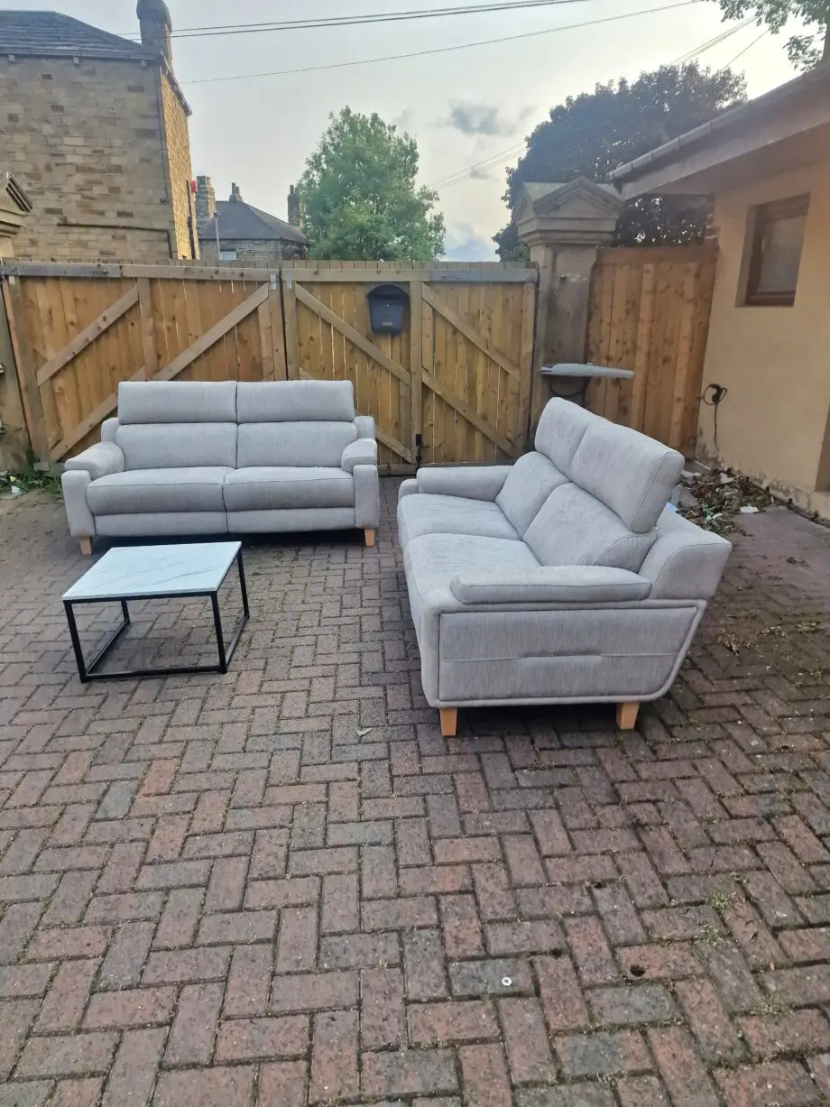 Stunning PARKER KNOLL EVOLUTION DESIGN 2 X 3 SEATER SOFA IN A GREY FABRIC
