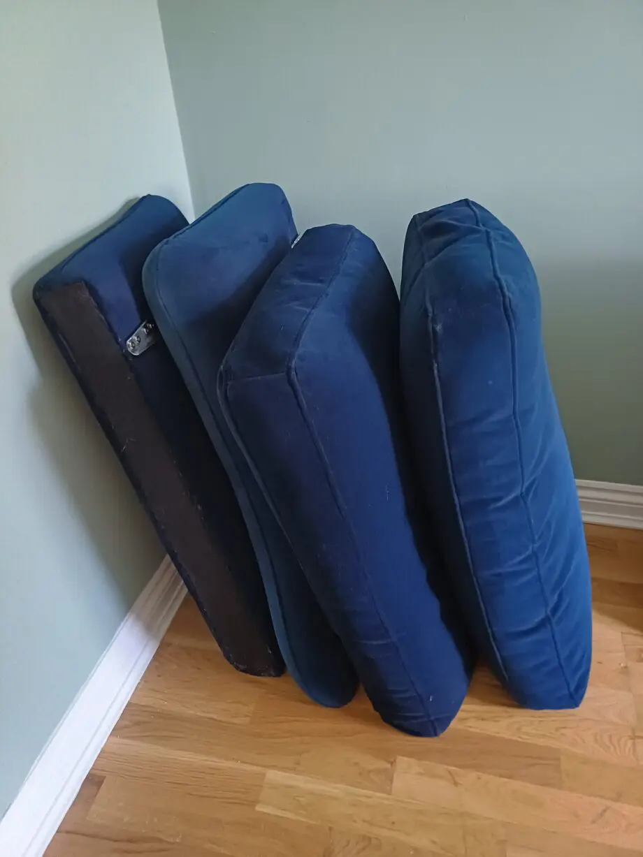 Three seater Snug navy blue "Rebel" velvet sofa