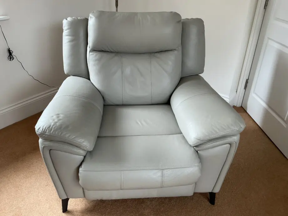 leather armchair with back and footrest electrically adjustable.