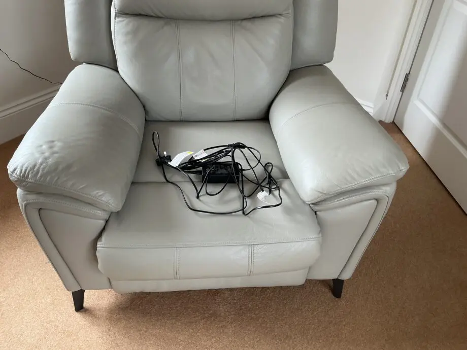 leather armchair with back and footrest electrically adjustable.