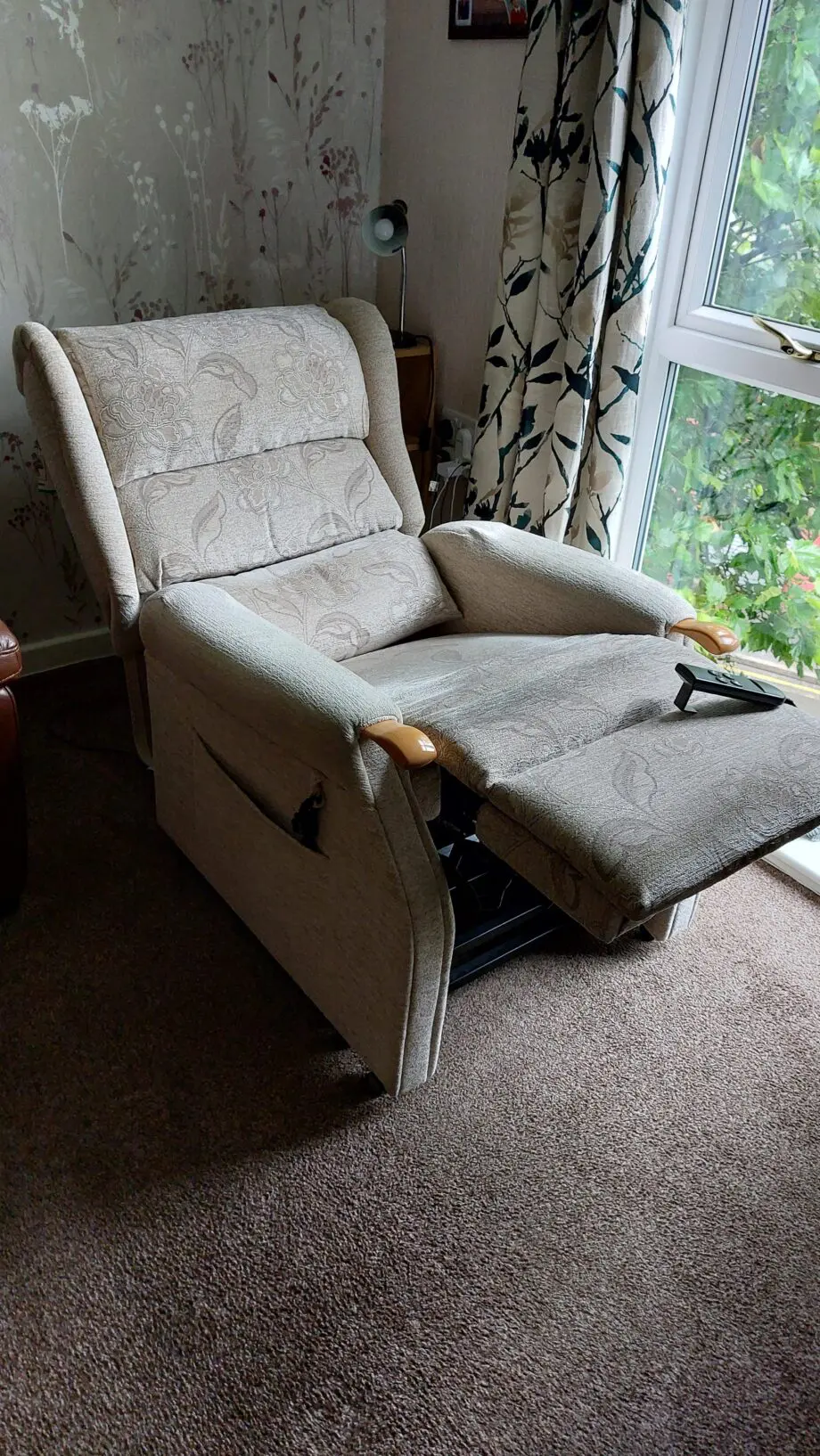 Comfort plus riser recliner chairs