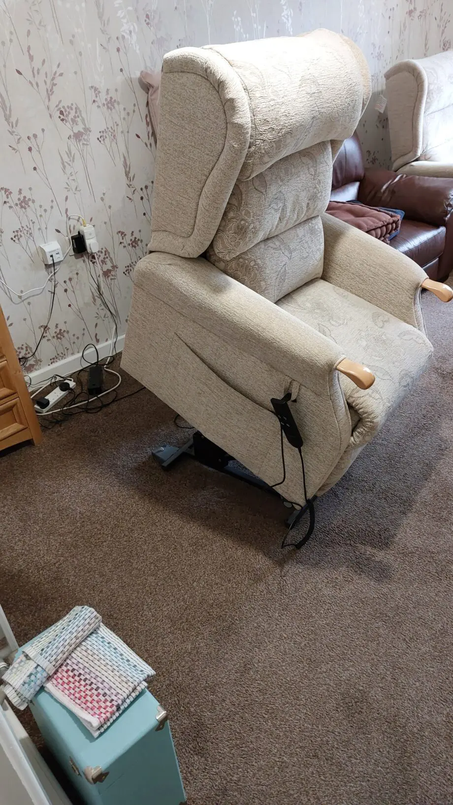 Comfort plus riser recliner chairs
