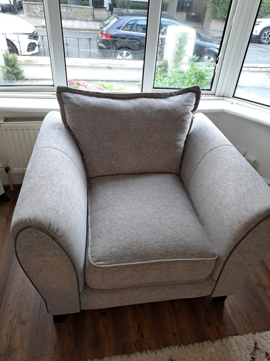 Excellent 2 piece suite (3 Seater and Single Chair)