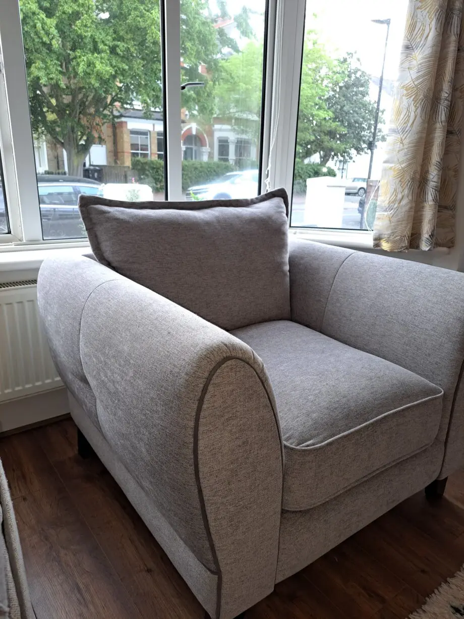 Excellent 2 piece suite (3 Seater and Single Chair)
