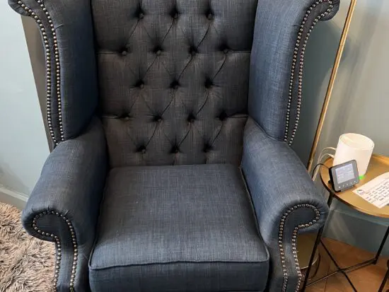 Winged back buttoned back arm chair