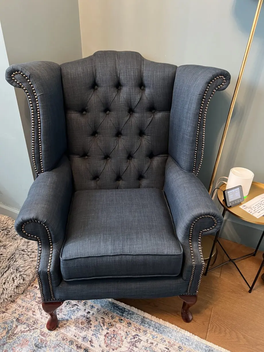 Winged back buttoned back arm chair