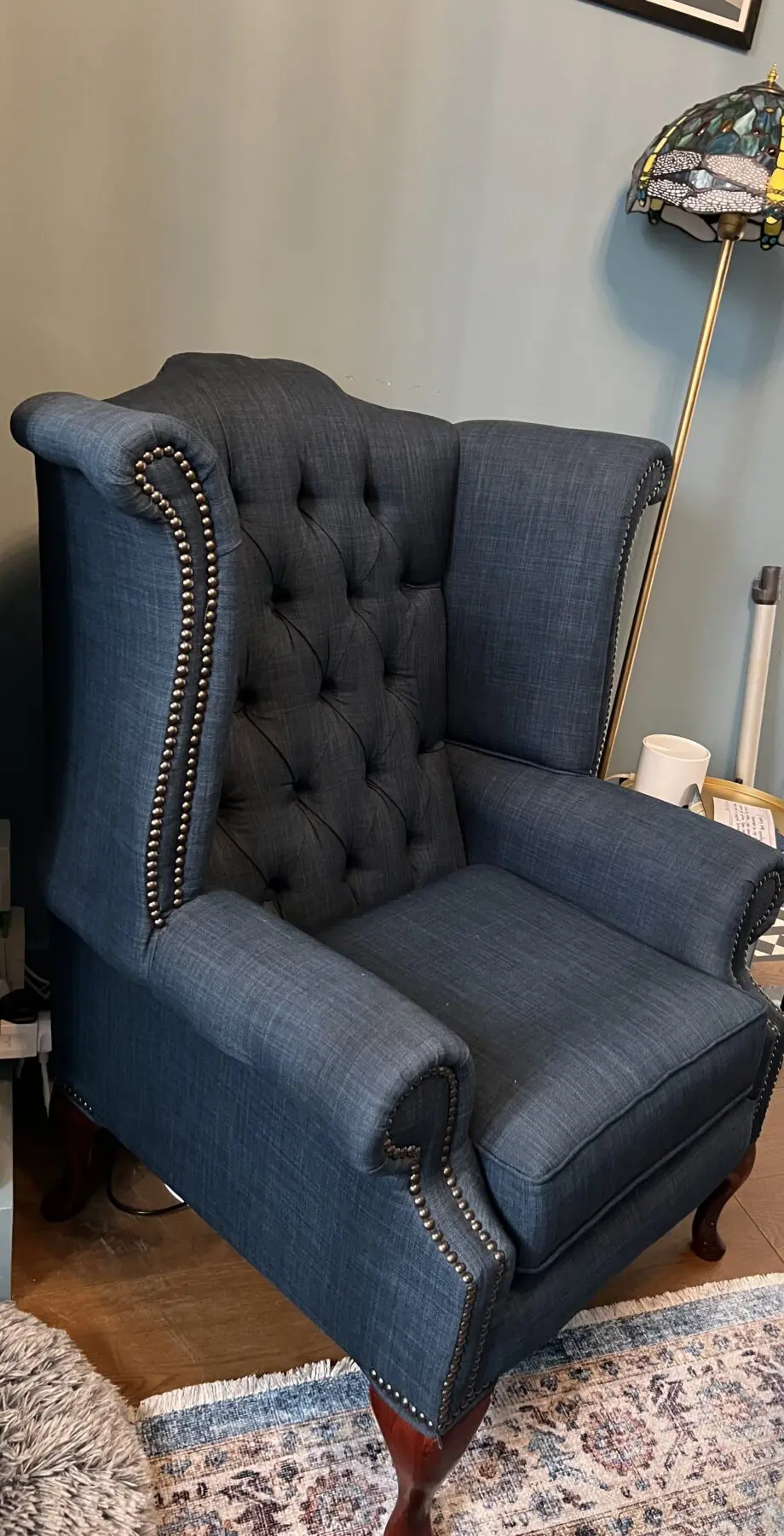 Winged back buttoned back arm chair