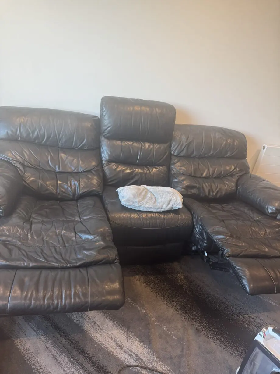 🔥 £1300 Leather Recliner Sofa – Selling for Just £330