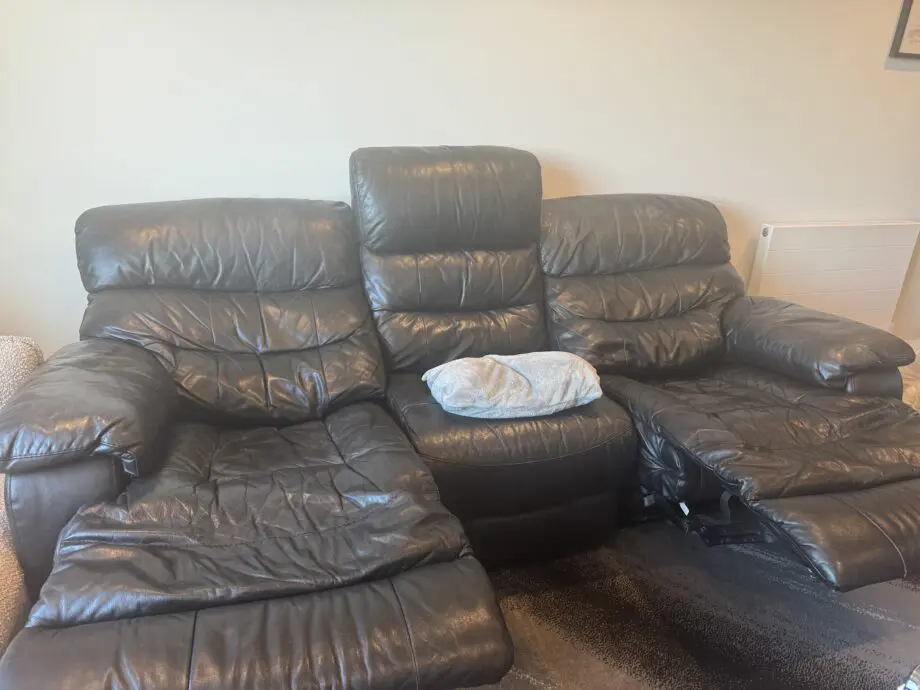 🔥 £1300 Leather Recliner Sofa – Selling for Just £330