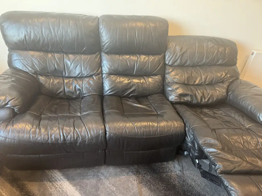 🔥 £1300 Leather Recliner Sofa – Selling for Just £330