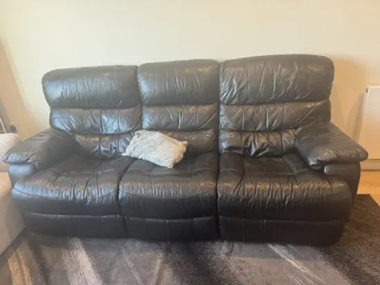 🔥 £1300 Leather Recliner Sofa – Selling for Just £330