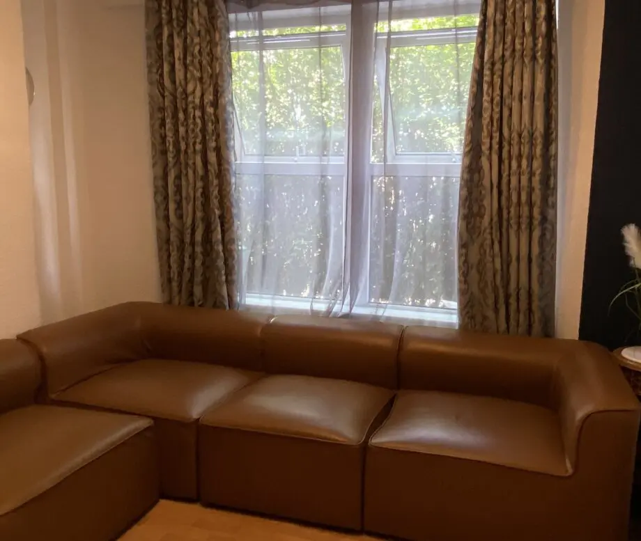 4-seater L-shaped brwon leather couch