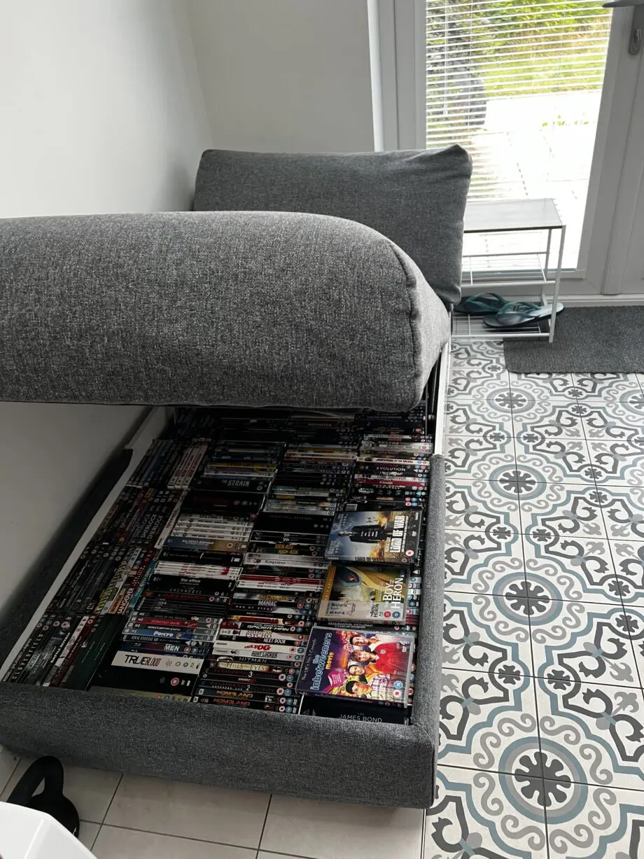 4-seater sofa with chaise lounge (storage)
