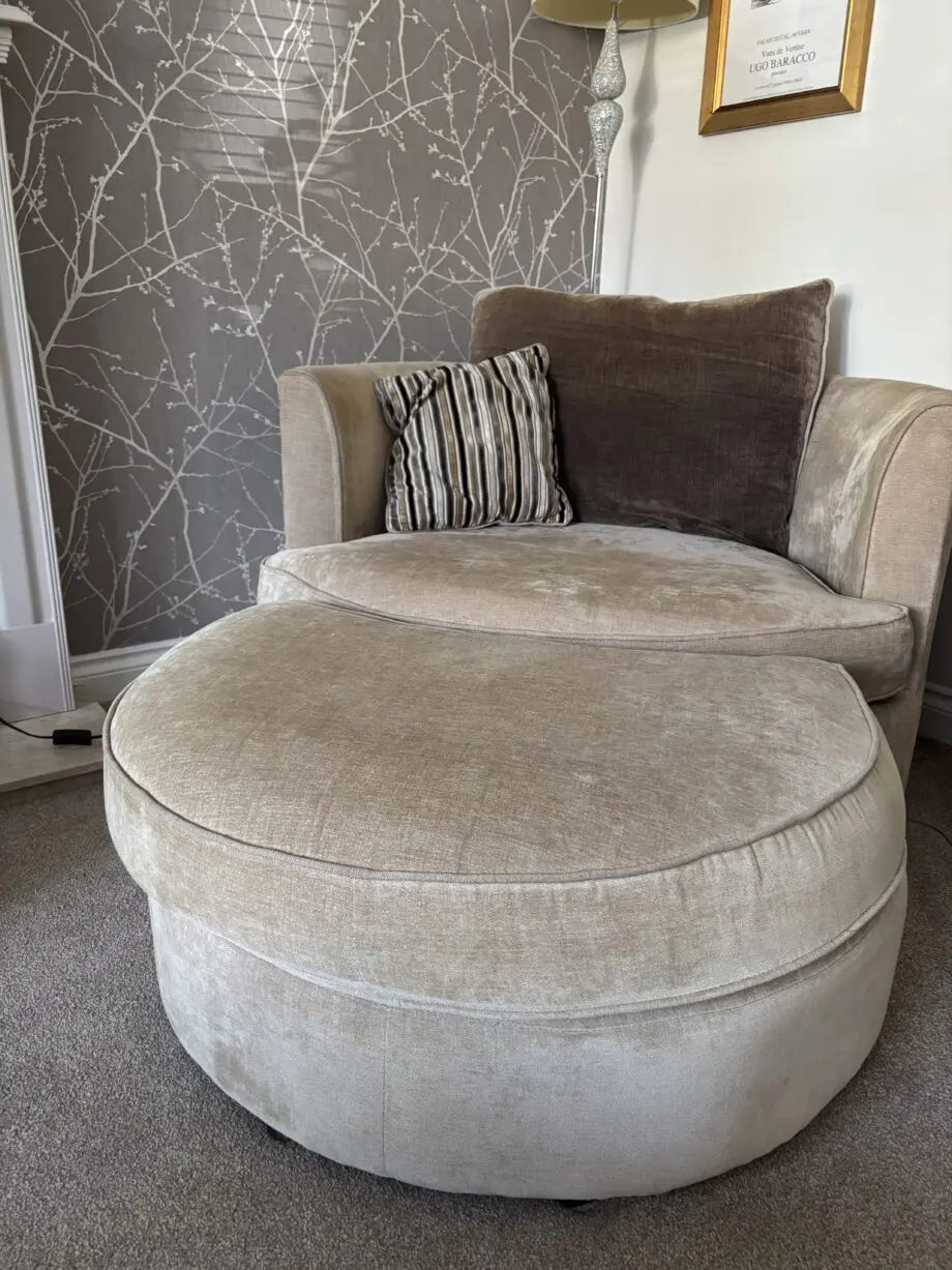 SCS 4 seater sofa (rarely sat on) / Love seat inc foot stool / storage foot stool