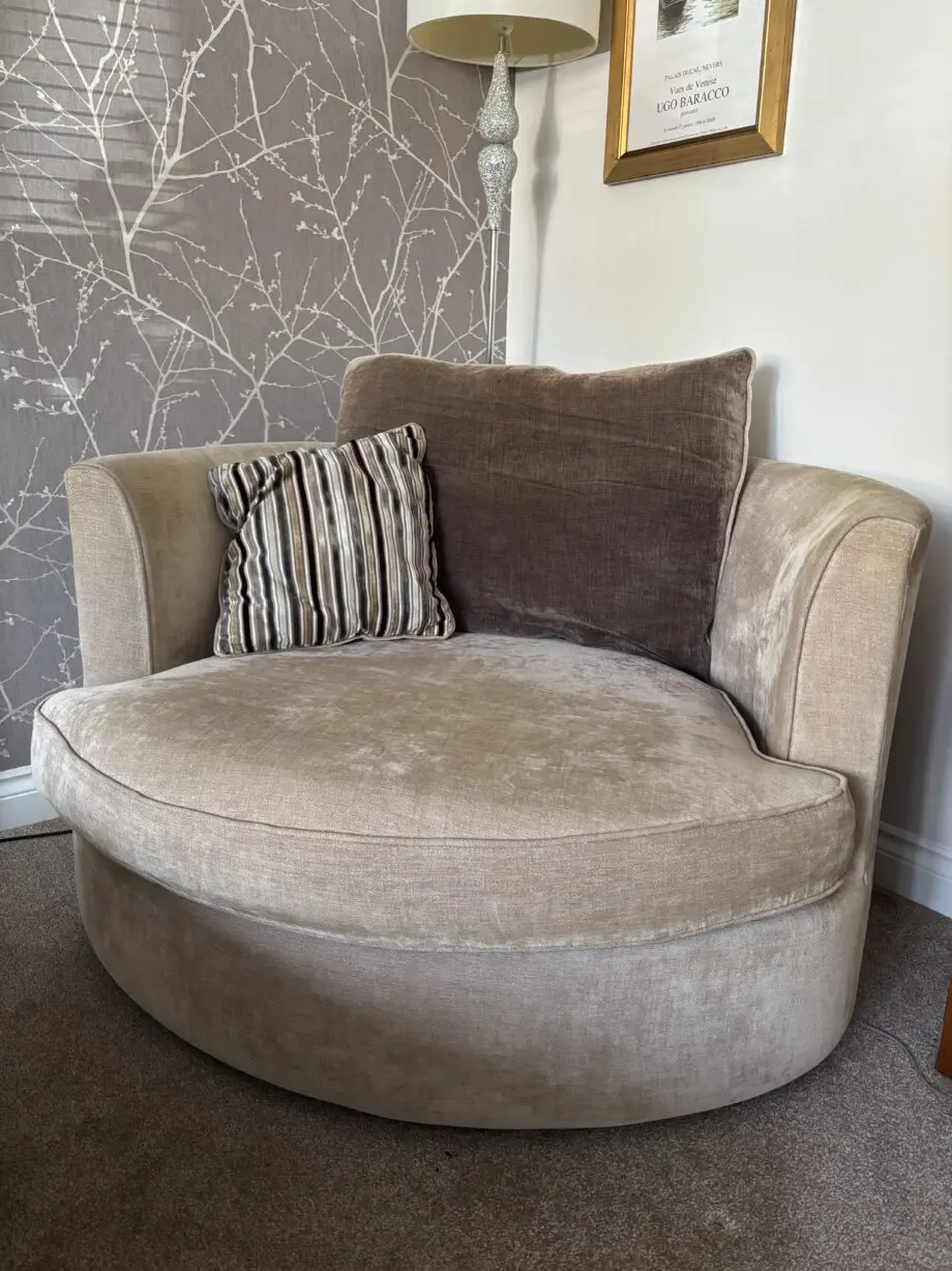 SCS 4 seater sofa (rarely sat on) / Love seat inc foot stool / storage foot stool