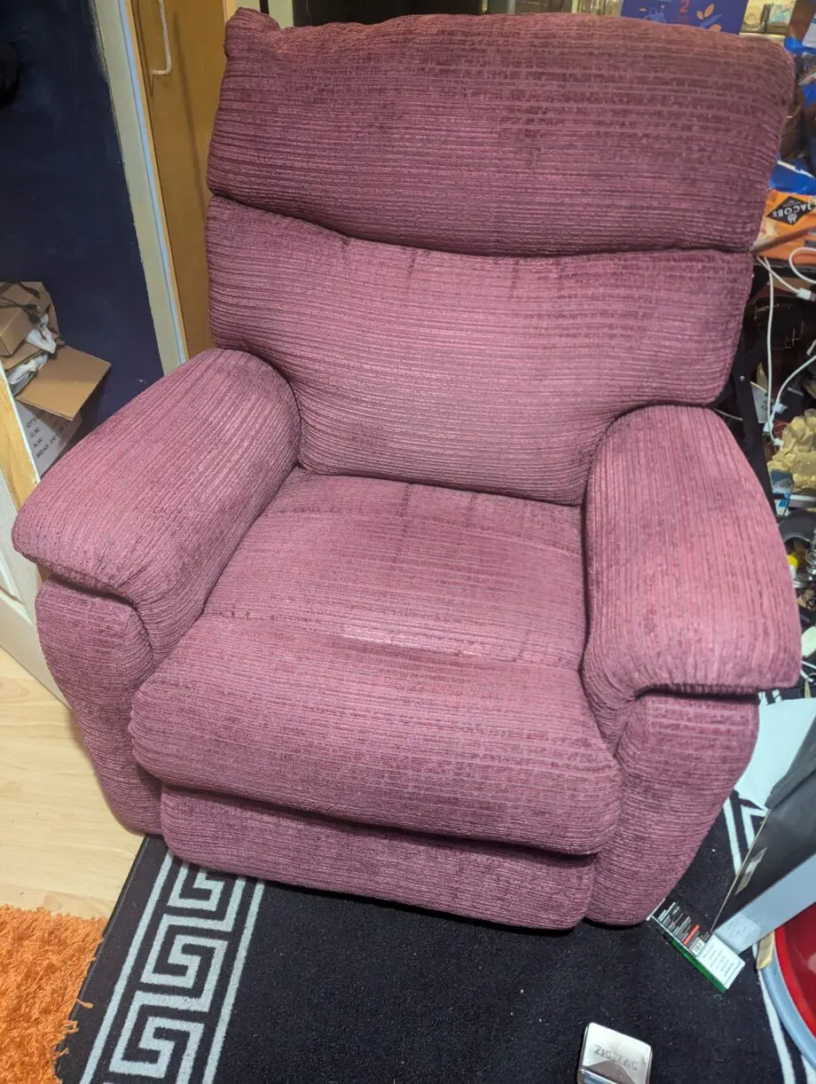 2 seater has two manual recliners and one seater electric recliner