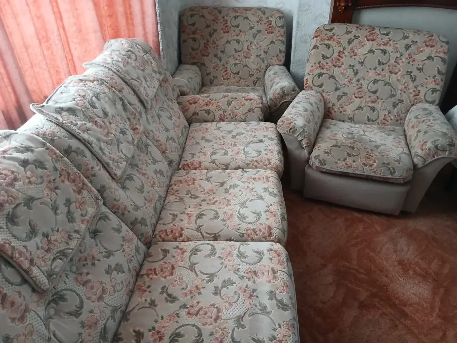 Set 3 seated sofa and 2 armchairs