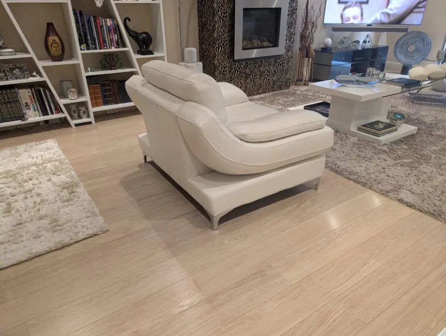 Stunning White Leather Sofology Sofa & matching Armchair