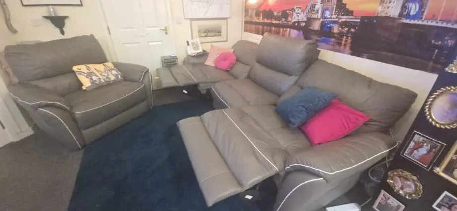 Dfs 4 seater sofa with with piping with recliners at each end