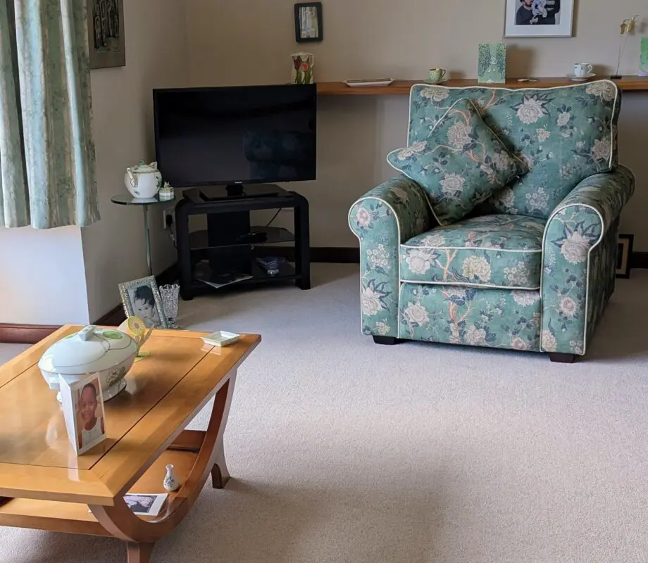 Beautiful and Exclusive Brand New Sofas and Stuff Upperton Four Seater Sofa with Chairs and Footstool