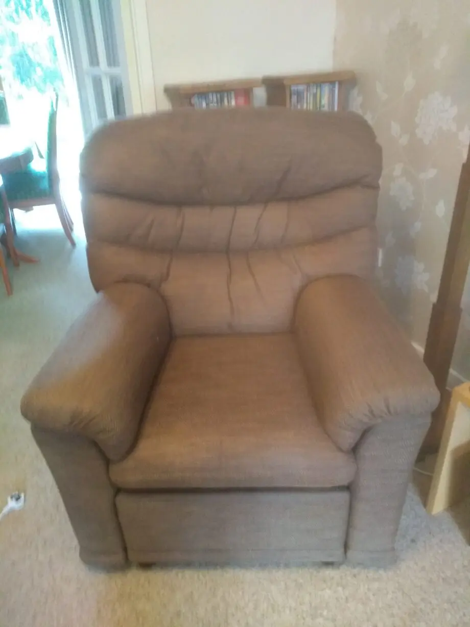 G Plan 'Malvern' three piece. SG Plan 'Malvern' three seater settee and two electric recliner chairs. Brown electric recliner chairs. brown.