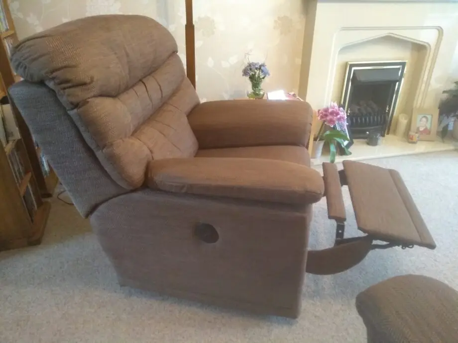 G Plan 'Malvern' three piece. SG Plan 'Malvern' three seater settee and two electric recliner chairs. Brown electric recliner chairs. brown.