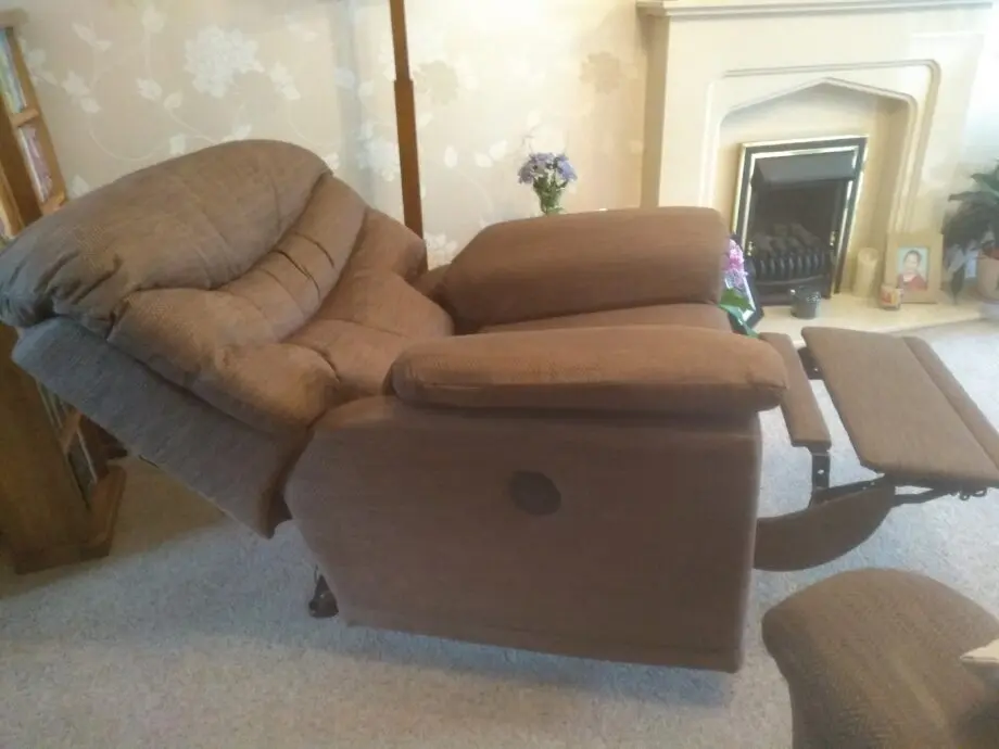 G Plan 'Malvern' three piece. SG Plan 'Malvern' three seater settee and two electric recliner chairs. Brown electric recliner chairs. brown.