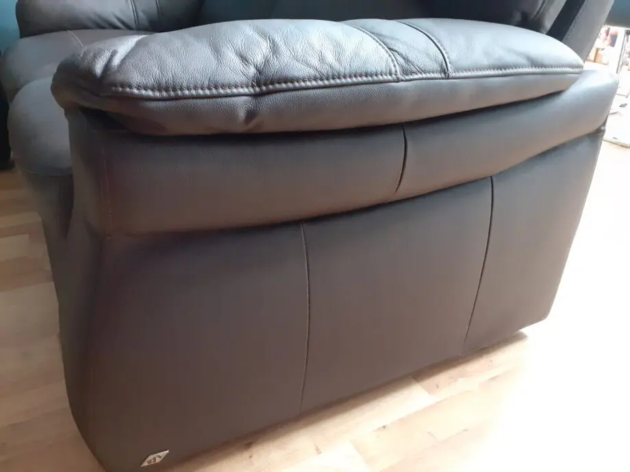DV Brand Brown Leather 2-seat sofas Matching Pair