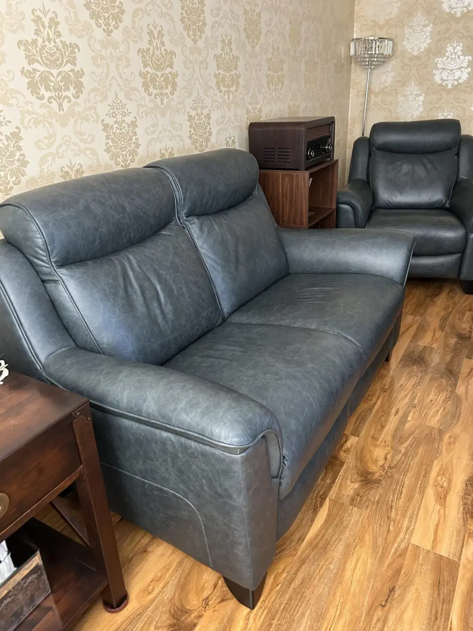 Parker knoll manhattan leather sofa and recliner chairs
