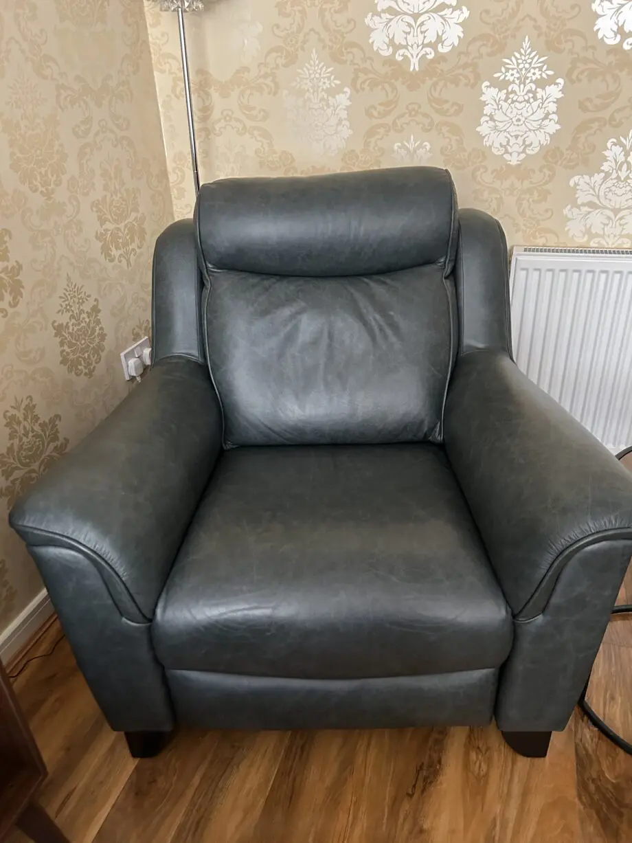 Parker knoll manhattan leather sofa and recliner chairs
