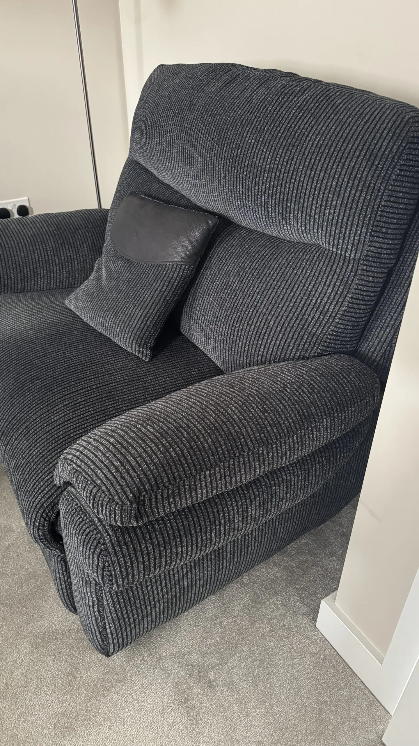 Scs TAMLA1 LOVE CHAIR MANUAL RECLINE