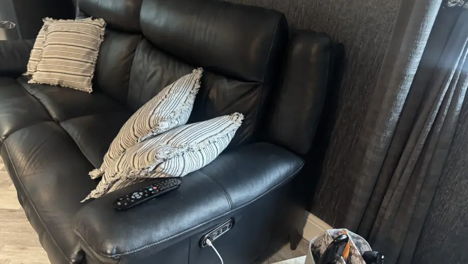 Black leather 4 seater & 2 seater