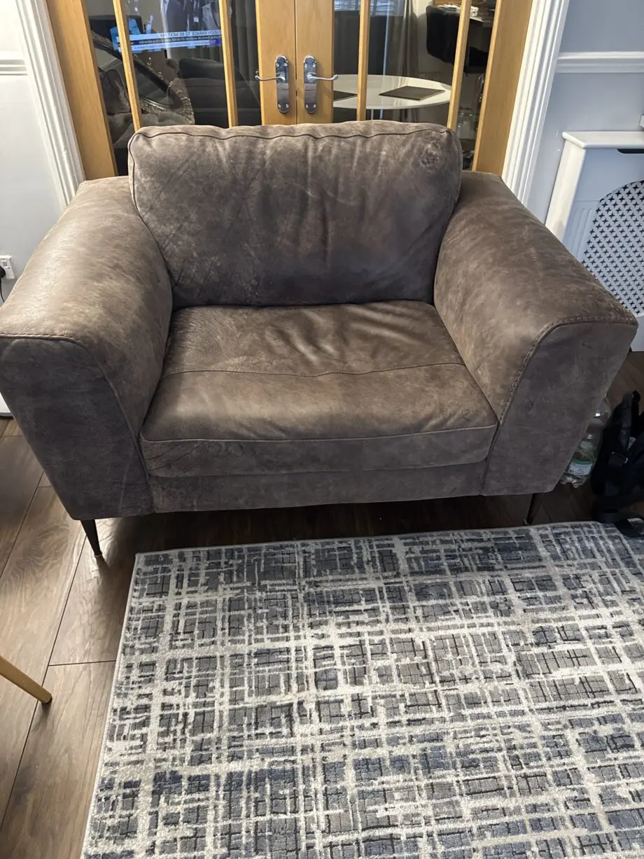 Barker & Stonehouse leather suite ser